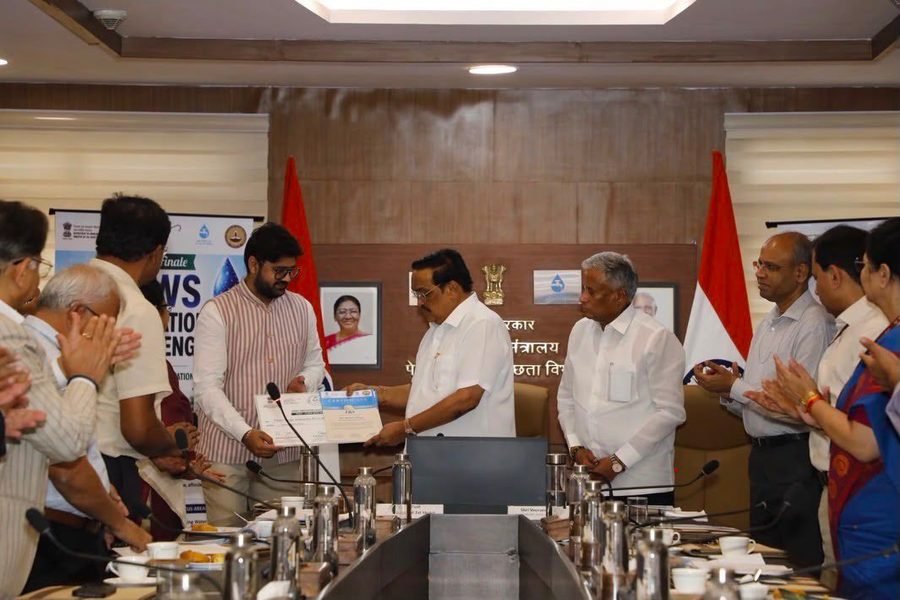 Jal Prayogshala team felicitated at the National Water & Sanitation Innovation Challenge finale